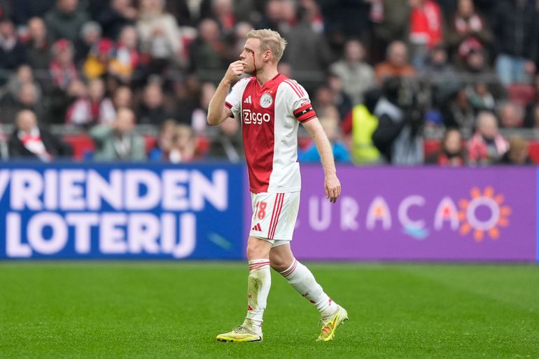 Bizar moment Ajax - Feyenoord: Davy Klaassen loopt kwetsuur op bij juichen