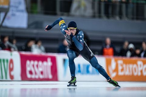 Amerikaanse topschaatser Jordan Stolz laat wederom ongekende klasse zien bij massastart World Cup Hamar