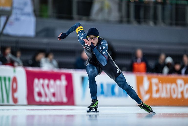 Amerikaanse topschaatser Jordan Stolz laat wederom ongekende klasse zien bij massastart World Cup Hamar