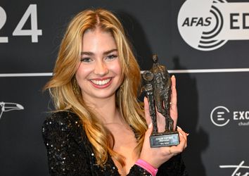 Beroemde zangeres krijgt bijzonder cadeau van Ajax-spits: 'Nat en bebloed'