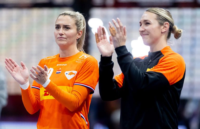 Tranen bij handbalsters: Estavana Polman en Lois Abbingh zwaaien af na emotioneel slot van WK