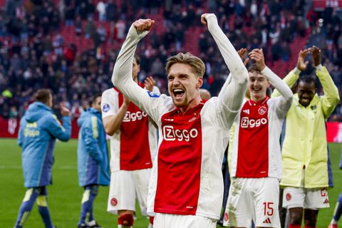 Jade Anna duikt op bij de Klassieker in bijzondere outfit naast Kenneth Taylor