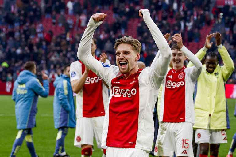 Jade Anna duikt op bij de Klassieker in bijzondere outfit naast Kenneth Taylor