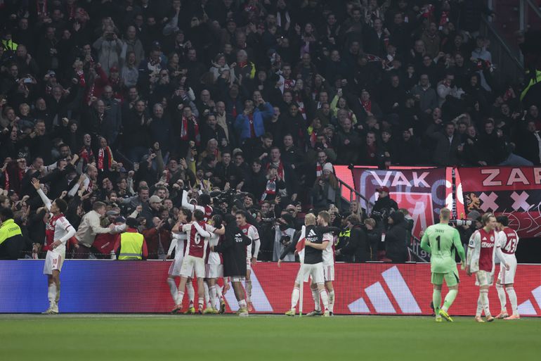 Winnend Ajax zorgt voor grote problemen bij Feyenoord en Robin van Persie