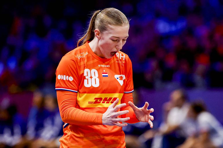 Grote schrik om Oranje-keepster Yara ten Holte op WK handbal tijdens duel om het brons