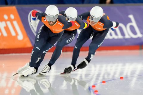 Live World Cup schaatsen Hamar | Nederlandse mannen zorgen voor opluchting bij ploegenachtervolging, valpartij bij de vrouwen