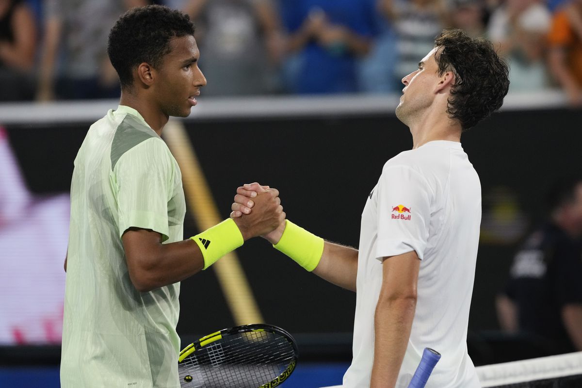 Felix Auger-Aliassime en Dominic Thiem schudden elkaar de hand na marathonpartij op Australian Open.