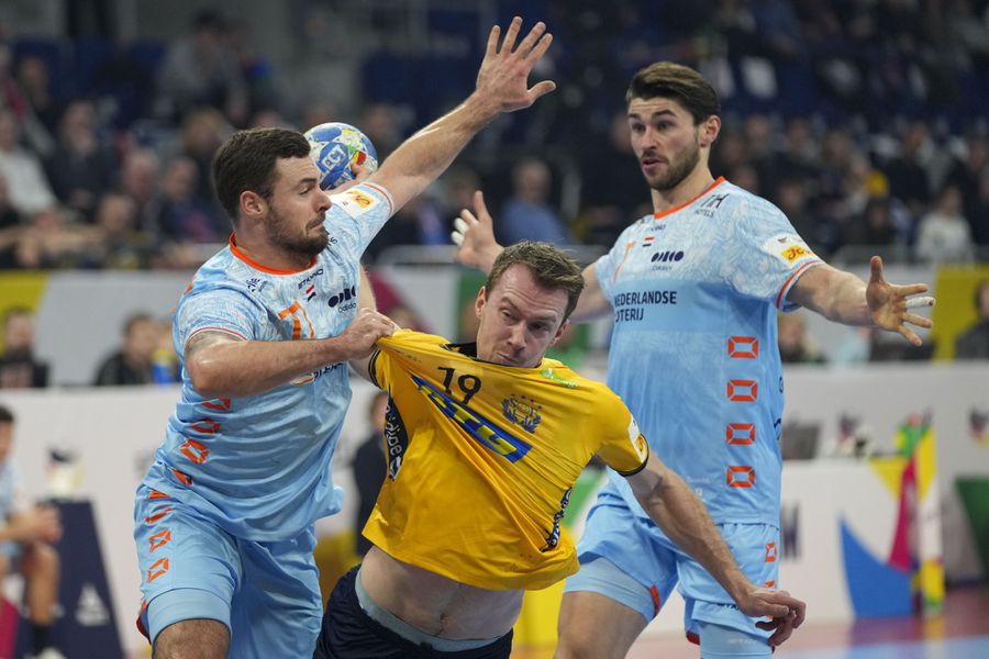 Zenuwslopend duel tussen Zweden en Nederland op EK handbal