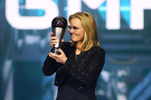 FIFA Awards: Sarina Wiegman de beste trainer van 2023, Messi verslaat Mbappé én Haaland