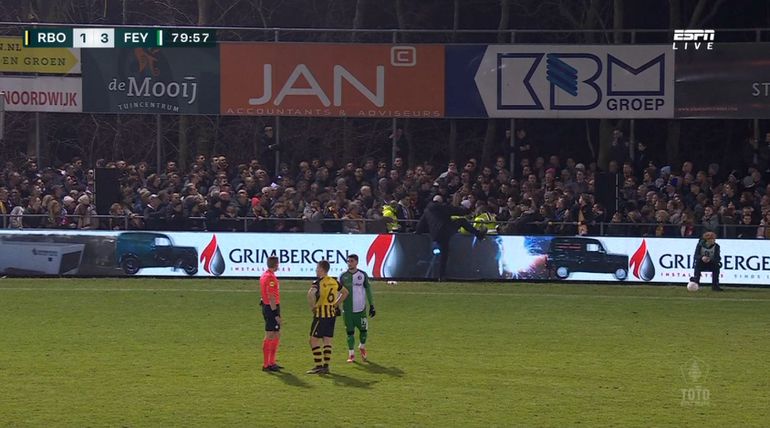 Bekerwedstrijd Rijnsburgse Boys - Feyenoord kort stilgelegd: medici schieten toeschouwer te hulp