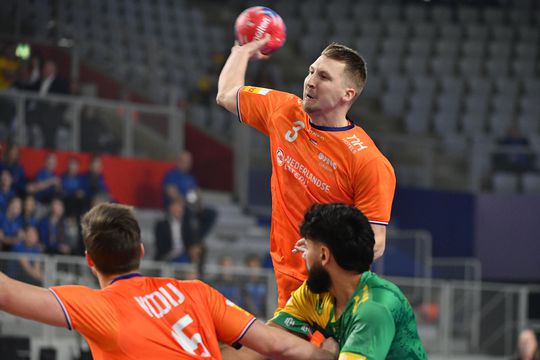 Nederlandse handballers houden huis op WK en beginnen met monsterzege