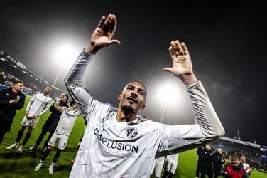 Sebastien Haller kreeg penalty dankzij 'slimmigheidje': 'Ik had ook op mijn benen kunnen blijven staan'