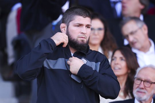 UFC-legende Khabib Nurmagomedov woest na bizar incident in vliegtuig: 'Toen riep ze security er bij'