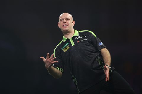 Michael van Gerwen begint belangrijk dartsjaar met nipte zege tijdens Bahrain Darts Masters