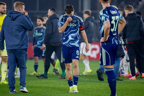 Voormalig Ajax-trainer legt problemen bloot na blamage tegen AZ: 'Dat leeft enorm in de kleedkamer'