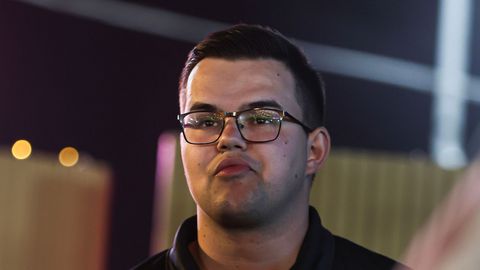 Topdarter Gian van Veen (23) zegt 'sorry' tegen zijn moeder: 'Dat is mijn fout'