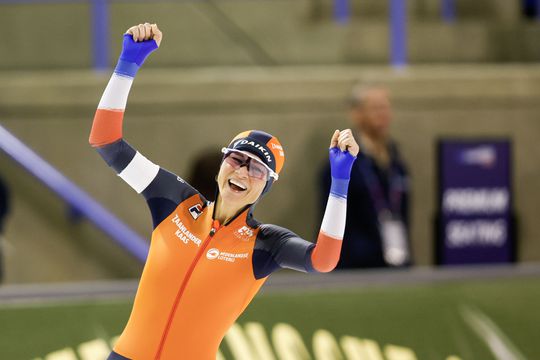 Irene Schouten schittert met goud op 3000 meter bij WK in Calgary