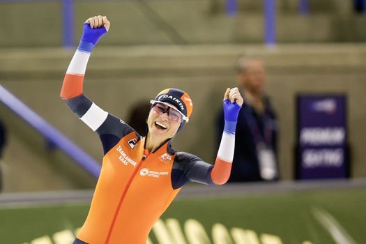 Irene Schouten schittert met goud op 3000 meter bij WK in Calgary