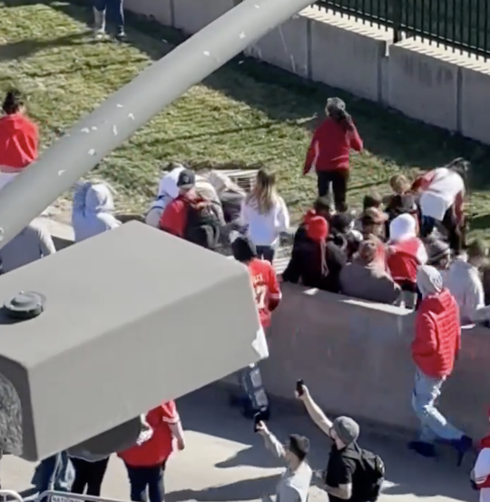 Kansas City Chiefs-fans tackelen schutter bij parade