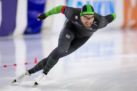 Gepikeerde Kjeld Nuis haalt opgelucht adem op NK afstanden en krijgt kus van Joy Beune na heroïsche 1500 meter