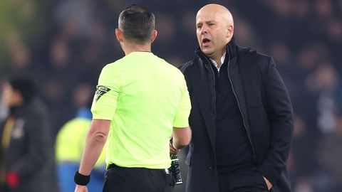 Dit is de arbiter bij PSV - Atlético Madrid: ervaren leidsman had bizarre aanvaring met 'dreigende' Arne Slot