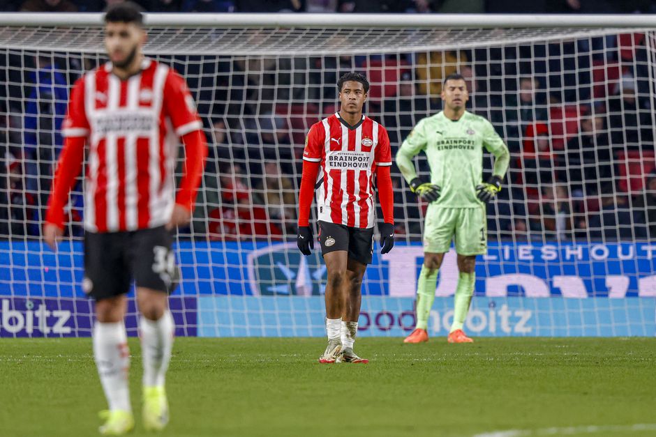 Kansen missend PSV laat opnieuw punten liggen in titelstrijd met Ajax; invaller voorkomt blamage