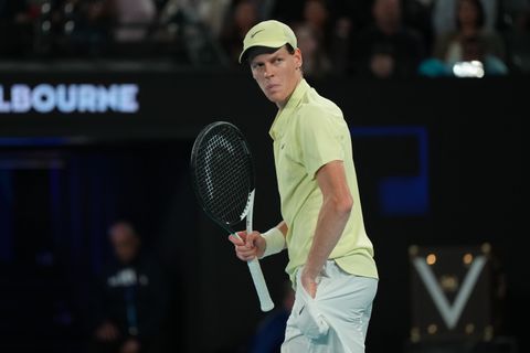 Toptennisser Jannik Sinner alsnog gestraft na veelbesproken dopingschandaal