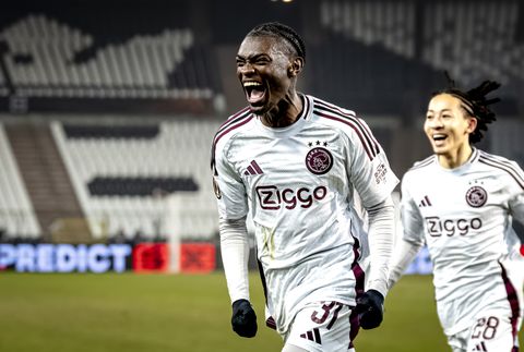 Vader van Ajax-talent Jorthy Mokio (16) in tranen na goal van zoon: 'Mijn jongen die zo hard werkt'