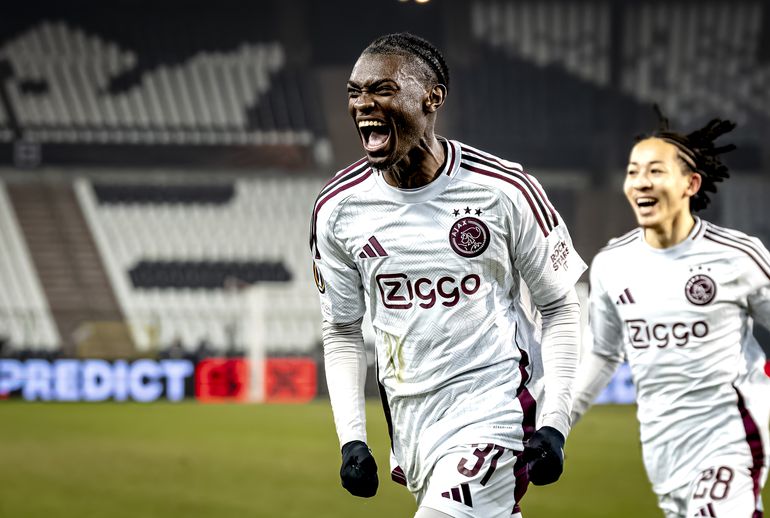 Vader van Ajax-talent Jorthy Mokio (16) in tranen na goal van zoon: 'Mijn jongen die zo hard werkt'