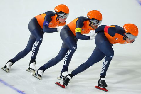 Veelbesproken Nederlandse schaatsers schudden gedoe van zich af: ploeg van Rintje Ritsma nog op medaillekoers