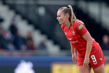 Voetbalster maakt emotionele hattrick voor FC Twente op dag van overlijden oma