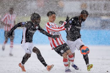 Wedstrijd Eredivisie al na zeven minuten definitief gestaakt, duel wordt dinsdag ingehaald