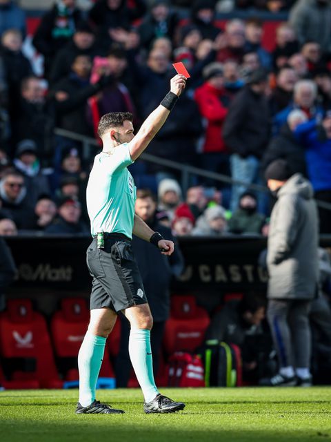 Live Eredivisie | Feyenoord tegen 10 man Go Ahead na bizarre overtreding op Targhalline