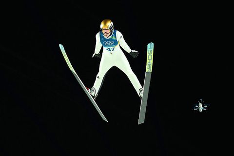 Topfavoriet stelt opnieuw teleur: Noorse winnares springt het verst van de schans in historische wedstrijd