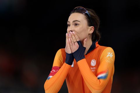 Femke Kok (25) knalt op sensationele wijze naar olympisch goud op 500 meter, ook Jutta Leerdam (27) schittert met zilver