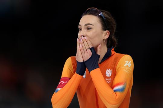 Femke Kok (25) knalt op sensationele wijze naar olympisch goud op 500 meter, ook Jutta Leerdam (27) schittert met zilver