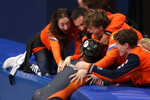 Emotionele bondscoach Oranje-shorttrackers compleet uit zijn dak na nieuwe gouden plak: 'Alleen maar gillen'