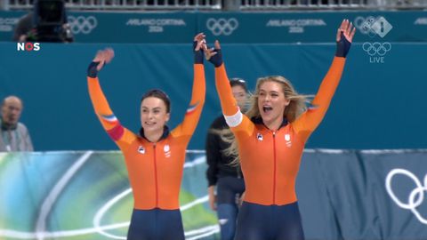Femke Kok en Jutta Leerdam zorgen voor bijzonder moment met innige omhelzing na 500 meter op Winterspelen