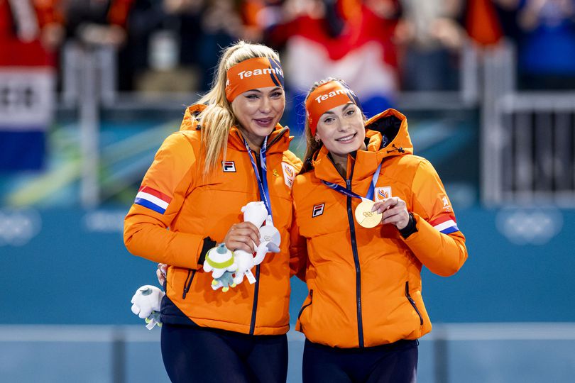 Femke Kok (r) en Jutta Leerdam stralen met olympisch goud en zilver. © ANP