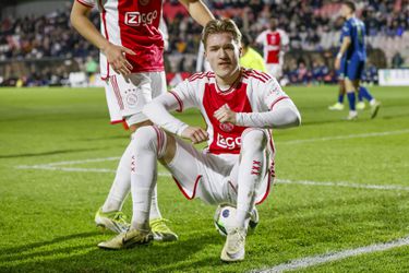 Ajax weet in mini-Topper wel van PSV te winnen: Julian Rijkhoff pakt twee cadeautjes uit