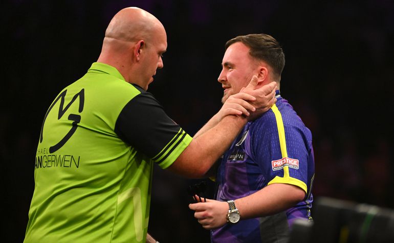 Video | Michael van Gerwen laat Luke Littler zien hoe het moet