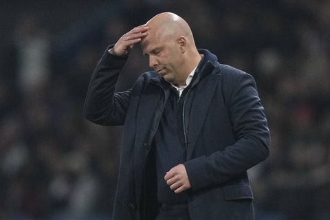 Gigantische druk op eerste prijs Arne Slot na uitschakeling in Champions League: 'Een teleurstellend verhaal'