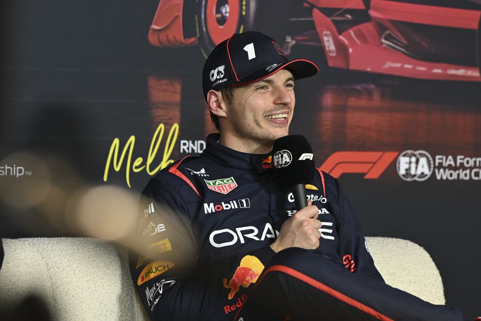 Max Verstappen zet interviewer te kakken en laat concurrenten lachen met droogkomisch antwoord