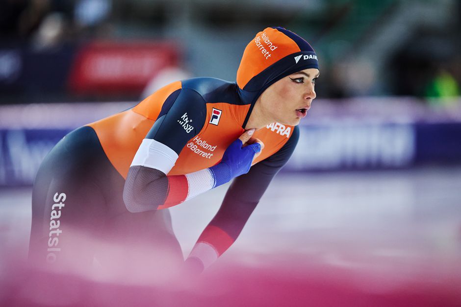 Zichtbaar teleurgestelde Jutta Leerdam pakt brons achter grote rivale Miho Takagi en verrassende Femke Kok op 1000 meter