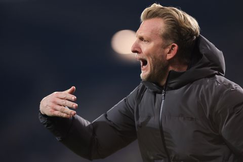 Trainer Dirk Kuijt twijfelt over zijn toekomst: 'Dat voelde wel als een klap in mijn gezicht'