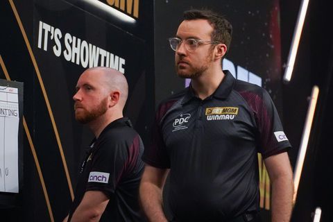 Woedende scheidsrechter schiet uit zijn slof tijdens duel op European Darts Trophy: 'Nu je mond houden!'