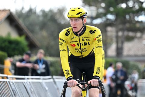 Bizar opstootje na Tirreno-etappe: Visma-Lease a Bike-renner bij de keel gegrepen door collega