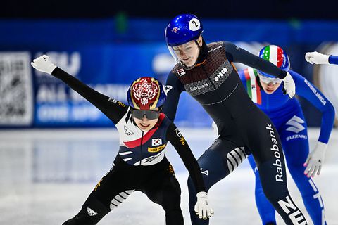 Balende Xandra Velzeboer na pijnlijke finale op WK shorttrack: 'Zij neemt ook veel risico'