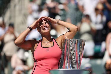 Toptennisster Aryna Sabalenka slaat keihard terug en grijpt titel Indian Wells na spannende finale