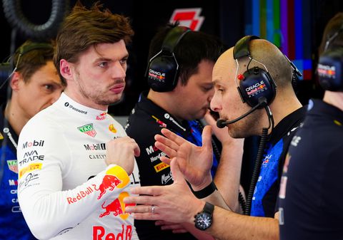 Geïrriteerde Max Verstappen ruziet er op los tijdens dramatisch raceweekend: 'Waarom kijk je daar niet naar?'
